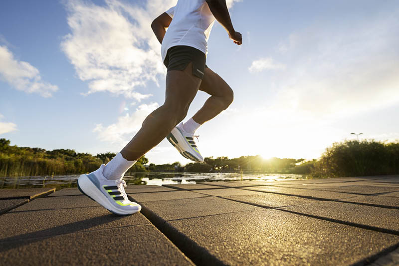 FW23_CCM_RUNNING_ULTRABOOST_LIGHT_MALE_HERO_Q3_01 FW23_CCM_RUNNING_ULTRABOOST_LIGHT_MALE_HERO_Q3_01